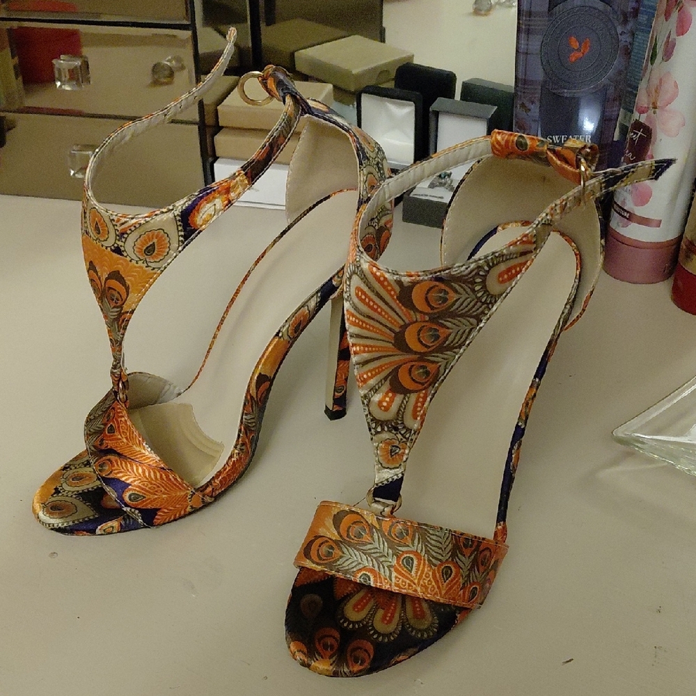 Peacock Print T Strap Ankle Strap Heels Size 5.5